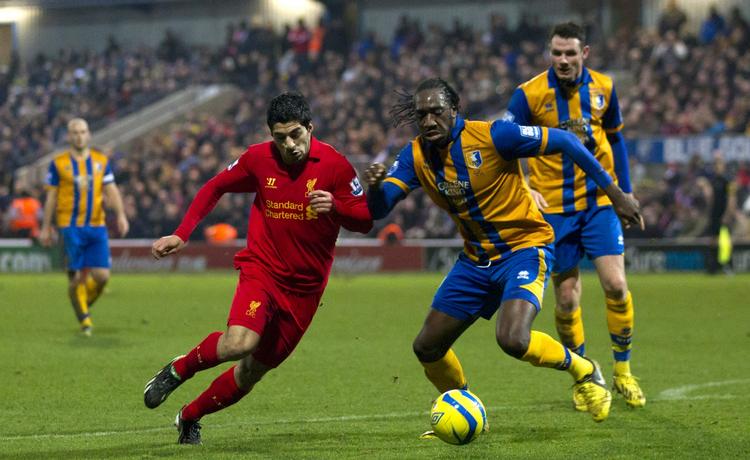 Effektiv. Luis Suarez scorede i søndags, da Liverpool sendte Mansfield fra den femtebedste engelske række ud af FA Cuppen. Målet burde dog aldrig have været anerkendt, for efter at fået sin første afslutning blokeret havde Luis Suarez tydeligt hånden på bolden. 