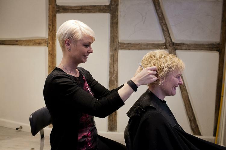 Hårpriser. Hos salonen My-T sharp i det indre København har man faste priser på henholdsvis herre- og dameklip. Men tidsforbruget på en klipning er det afgørende, og kvinder betaler derfor blot for en herreklipning, hvis den er hurtigt overstået. 