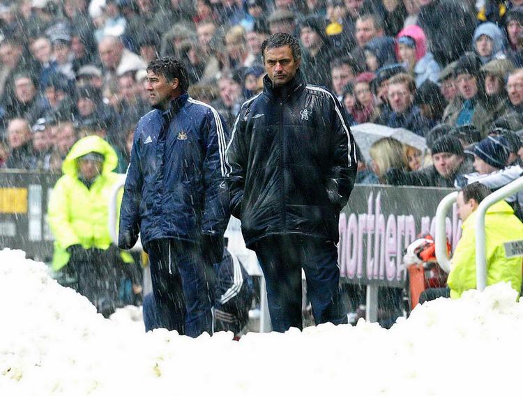 fyret. Dean Saunders (tv) som hjælpetræner i Newcastle under en kamp mod Chelsea i 2005. Den walisiske træner kom til Wolves efter ledelsen mistede tålmodigheden med Ståle Solbakkens nye projekt. Siden dumpede Wolves helt ud af næstbedste række. 