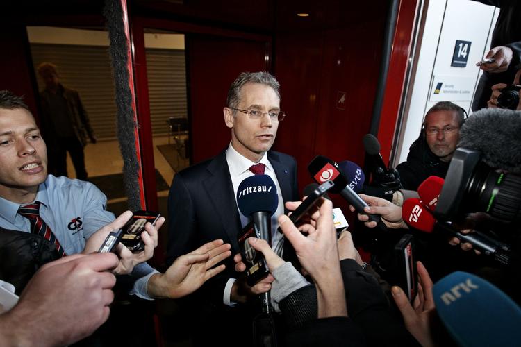 Ledelse. Dobbeltmoralen er så tyk, at man kan skære igennem den, når topchefer beder ansatte gå ned i løn, mens de tildeler sig selv bonusser, skriver Peter Hummelgaard. Her taler SAS' koncernchef, Rickard Gustafsson, med pressen. 