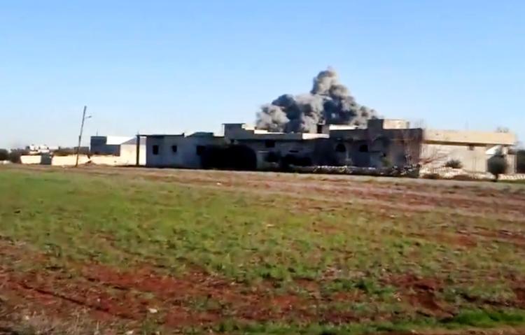 Militærbasen. Her ses et bombardement af militærbasen Taftanaz i Idlib-regionen i Syrien. AP verificerer, at der er tale om et nyt billede fra Taftanaz. 