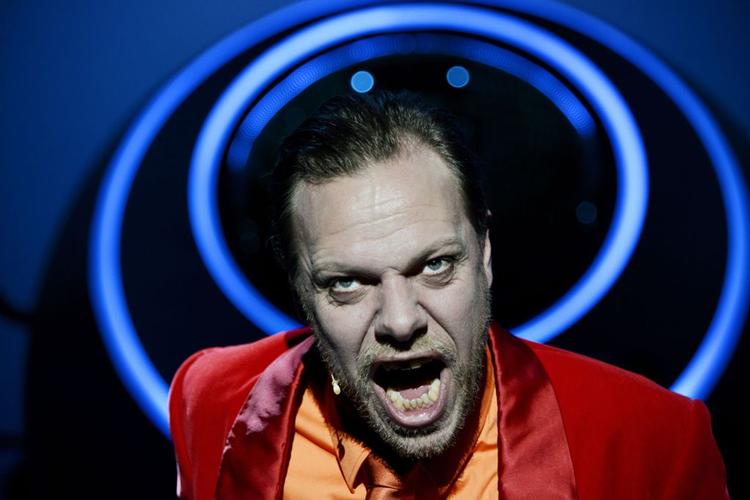 KRISE. Danskerne går mindre i teatret i dag end for fem år siden. Og den udvikling er endnu mere udtalt, hvis man kigger 30 år tilbage - der er tale om et fald på 33 procent siden 1981-82. Uanset hvad er det hele næppe Magtens Korridorer-forsanger Johan Olsens (billledet) skyld, nærmere tværtmod. Han er for tiden aktuel i 'Frankenstein genskabt' på Store Scene i Skuespilhuset. 