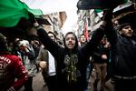 Revolution. Oprørere i byen Aleppo protesterede imod Bashar Assad med revolutionsflag. Spørgsmålet er, om 2013 vil bringe en løsning på konflikten. 