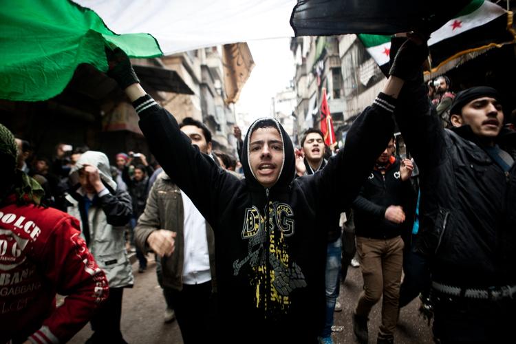 Revolution. Oprørere i byen Aleppo protesterede imod Bashar Assad med revolutionsflag. Spørgsmålet er, om 2013 vil bringe en løsning på konflikten. 