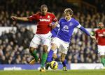 Nærkamp. Swanseas Ashley Williams (til venstre) duellerer med Evertons Nikica Jelavic i den målløse kamp. 