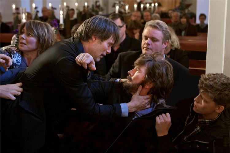Uskyldig. Lucas, spillet af Mads Mikkelsen, bliver i filmen anklaget for pædofili, hvilket leder til en sand heksejagt i det lille samfund. 