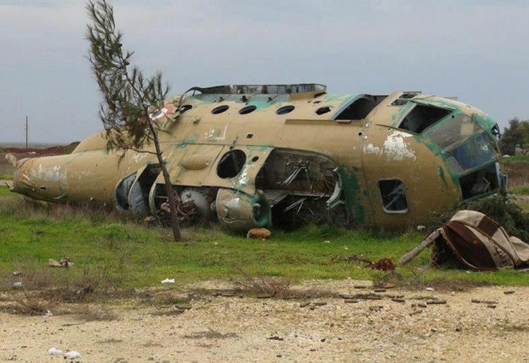 Ramt. Det lykkedes oprørere at skyde denne helikopter ned under de hårde kampe om en Taftanaz-luftbasen i det nordlige Syrien. 