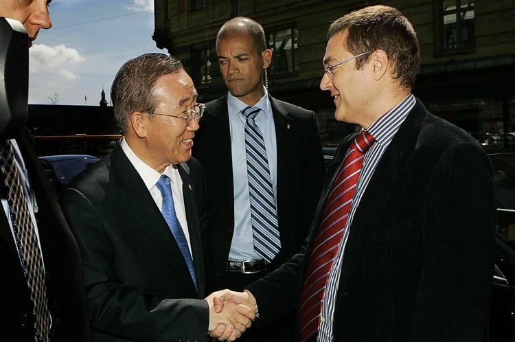 Centrum. Da FN's generalsekretær Ban Ki-moon i 2009 var i København,  deltog han i et debatmøde med bl.a.  daværende udenrigsminister Per Stig Møller. Michael Jarlner (t.h.) var  ordstyrer ved debatten. 