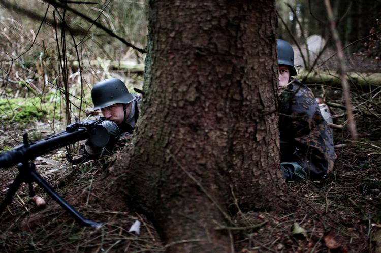 Historieskrivning. Medlemmer af Fronthistorisk Forening Danmark under en af deres reenactments. 