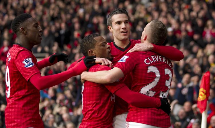 Verdensklasse. Robin van Persie (i midten) var den afgørende faktor i mødet mellem Englands to mest vindende klubber. 