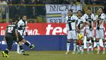 Klassisk. Andrea Pirlo scorede på frispark for Juve, men Parma fik udlignet. 