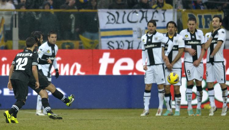 Klassisk. Andrea Pirlo scorede på frispark for Juve, men Parma fik udlignet. 