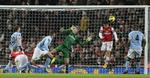 Action. Jack Wilshere får afværget en giftig City-afslutning, men kunne ikke forhindre Citys første udesejr ligaen over Arsenal i 38 år. 