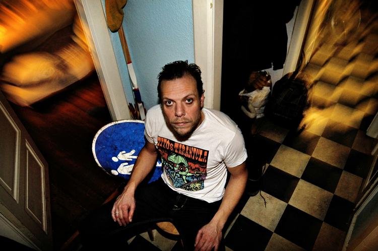 Heldig. Han synes ikke selv, hans evner som sanger kan leve op til den succes, han har opnået i front for rockbandet Magtens Korridorer. 