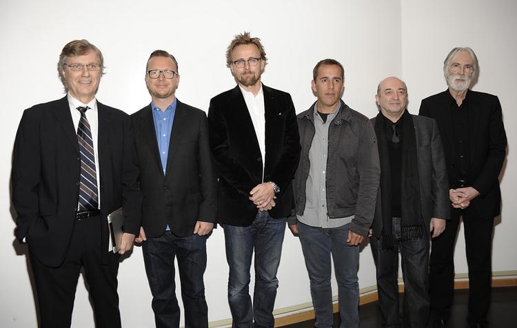 Superselskab. Nikolaj Arcel, nr. 4 fra venstre, i fint selskab i Hollywood. Fra venstre er det den svenske instruktør Lasse Hallström, den norske instruktør Espen Sandberg og hans landsmand og kollega Joachim Rønning (parret står blandt andet bag 'Max Manus'), Nikolaj Arcel, Serge Rakhlin, og yderst til højre Michael Haneke. Billedet er taget i forbindelse med symposium for Golden Globes' ikke-engelsksprogede filmprogram på Loyola Marymount University i Los Angeles i weekenden. 