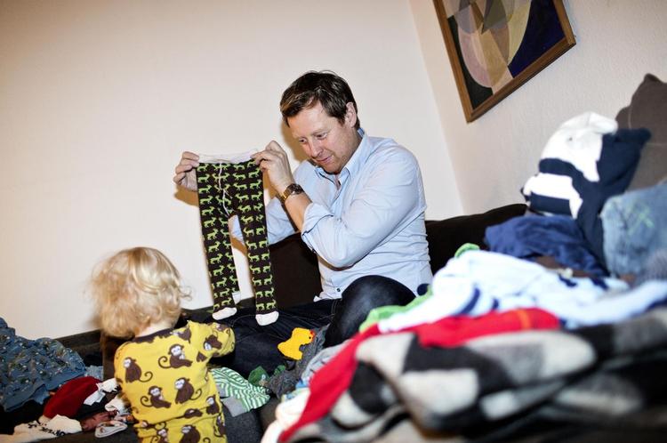 Arvegods. Martin Buch og hans kæreste køber bevidst ikke meget tøj til sønnen Julian på halvandet år. Han får det meste fra andre børn, og de ressourcebevidste forældre afleverer selv deres brugte tøj til et værested. 