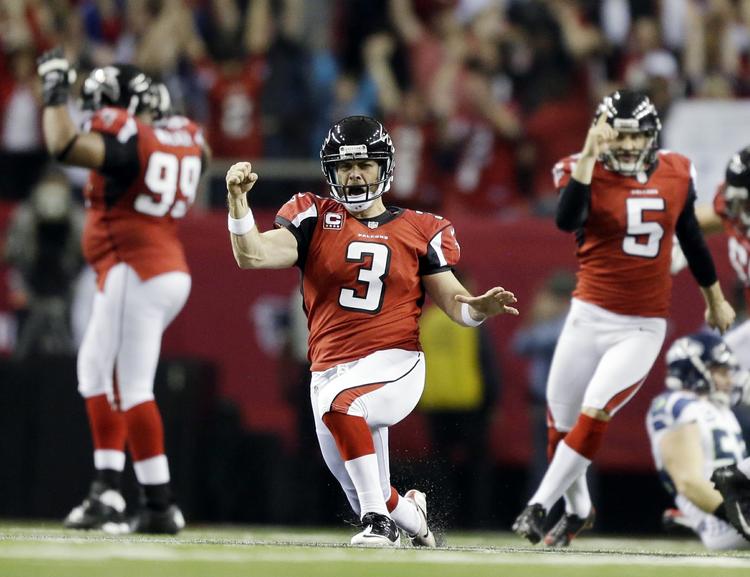 Matchvinder. Matt Bryant (i midten) jubler, efter at han har afgjort dramaet mod Seattle. 