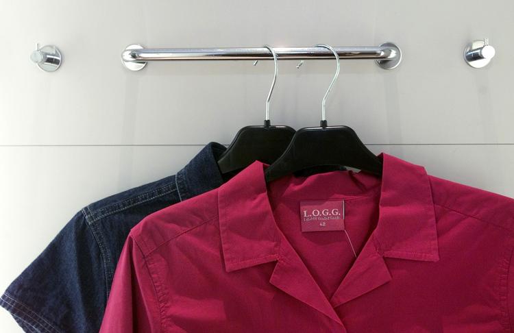 Beskidt. Når shoppere går i prøverummet sker det ofter uden respekt for, at det tøj, de ikke vil købe, skal sælges til andre. 