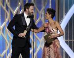 PRIST. Ben Affleck siger tak til Halle Barry, der i nat gav den 40-årige skuespiller og instruktør en Golden Globe som årets instruktør for gidselfilmen 'Argo'. 