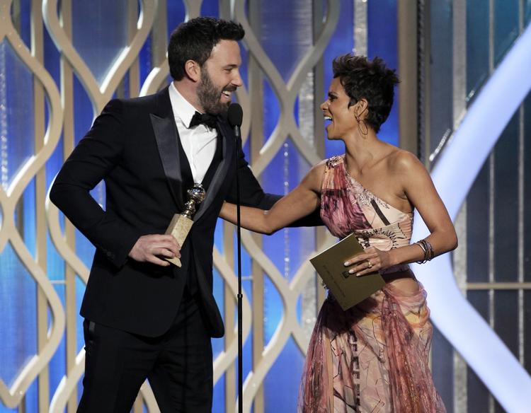 PRIST. Ben Affleck siger tak til Halle Barry, der i nat gav den 40-årige skuespiller og instruktør en Golden Globe som årets instruktør for gidselfilmen 'Argo'. 