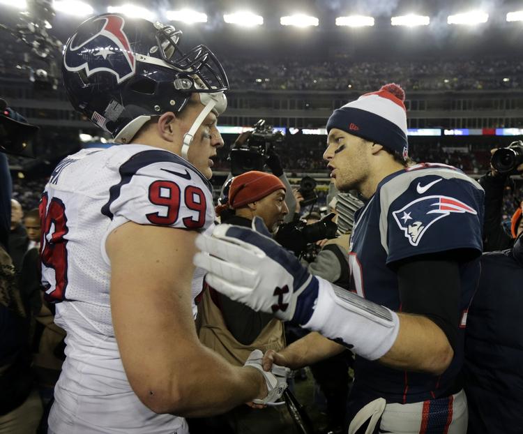 rekordmager. New England Patriots quarterback Tom Brady (th) lagde nye alen til sin status i NFL i kampen mod Houston Texans. 