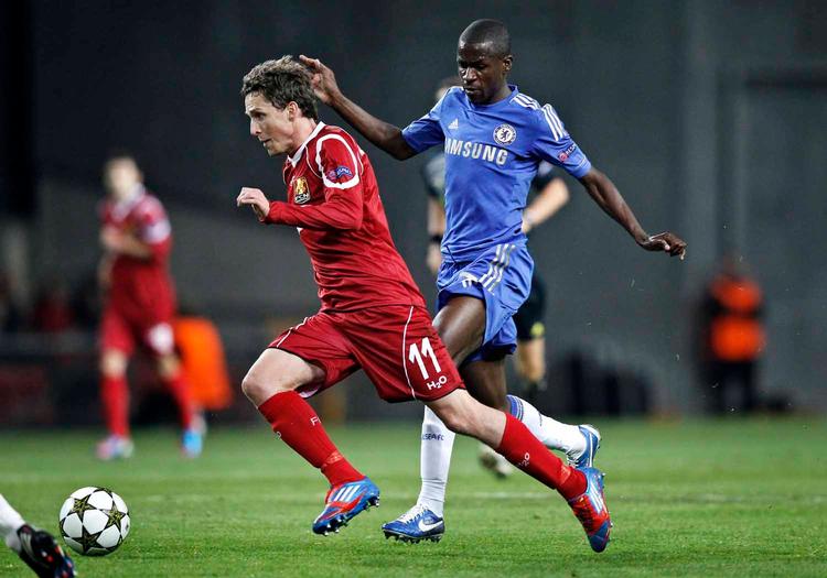 målhunger. FC Nordsjællands Morten Nordstrand (tv) runder Chelseas Ramires under kampen i Champions League. 