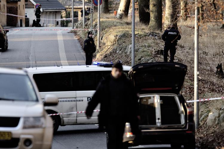 GERNINGSSTED. Betjente på Gammel Hareskovvej i Hareskovby efter skyderiet mod en 20-årig mand, der blev ramt i ryggen søndag. 