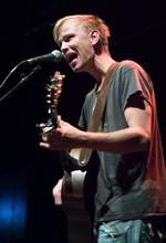 hjemmestrikket vokal. Mads Mouritz alene på scenen i Amager Bio. Han har tidligere stået bag Mouritz/Hørslev Projekt med forfatter Lone Hørslev. 