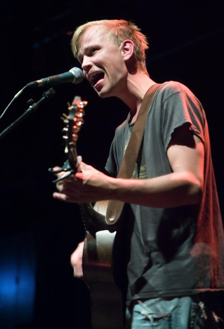 hjemmestrikket vokal. Mads Mouritz alene på scenen i Amager Bio. Han har tidligere stået bag Mouritz/Hørslev Projekt med forfatter Lone Hørslev. 