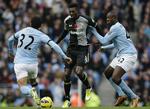 spillerflugt. Tottenhams Emmanuel Adebayor (midt) og Manchester Citys  Yaya Toure (th) er to af de største profiler fra den engelske Premier League, der tager til Sydafrika i tre uger for at spille slutrunde om de afrikanske mesterskaber. 
