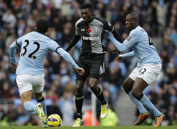 spillerflugt. Tottenhams Emmanuel Adebayor (midt) og Manchester Citys  Yaya Toure (th) er to af de største profiler fra den engelske Premier League, der tager til Sydafrika i tre uger for at spille slutrunde om de afrikanske mesterskaber. 