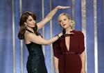 VÆRTER. Tina Fey (tv) og Amy Poehler styrede Golden Globe-showet i nat - til ug med kryds og slange, lyder skudsmålet. Fey fik blandt andet fortalt Tarantino, at han er stjernen i alle hendes »seksuelle mareridt«. 