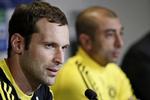 veteraner. Chelsea-målmand Petr Cech (tv) ved pressemødet før englændernes kamp mod FC Nordsjælland. 