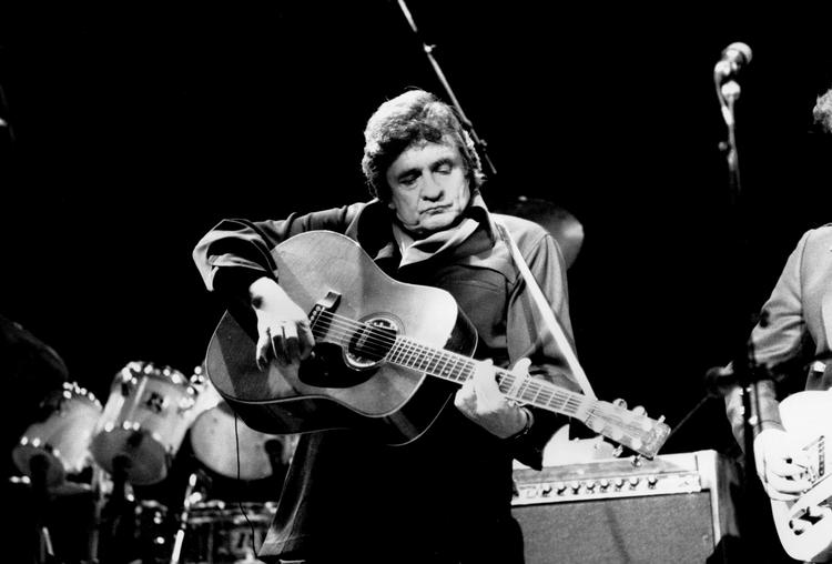 ÆRLIG MAND. Johnny Cash optræder i New York, februar 1985. Gjorde hans ærlighed musikken bedre? 