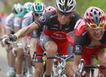doping-indrømmelse? Lance Armstrong kaster sin vandflaske under en etape i Tour de France. 