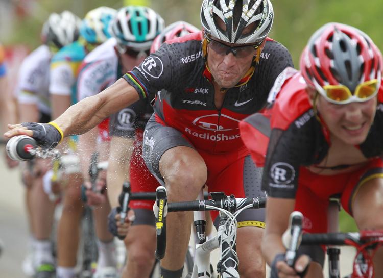doping-indrømmelse? Lance Armstrong kaster sin vandflaske under en etape i Tour de France. 