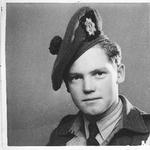 TIL TJENESTE. En ung Helge Kristensen klædt på til en frivillig indsats under Englands faner. 