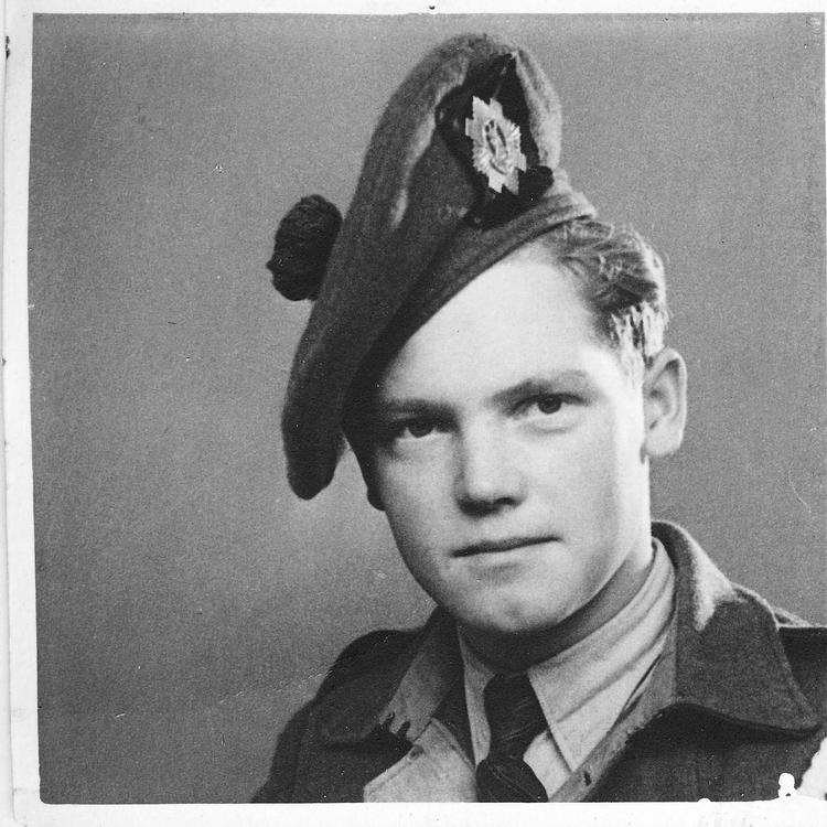 TIL TJENESTE. En ung Helge Kristensen klædt på til en frivillig indsats under Englands faner. 