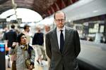 Chef. DSB-chef Jesper Lok vil til bunds i en sag, hvor meget tyder på, at firmaet har betalt for at få en kritisk journalist til at skrive om andre emner end DSB. 