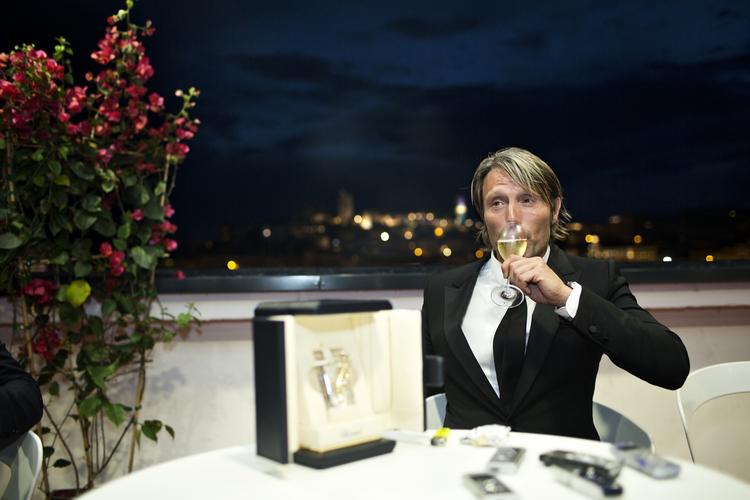 Pris. Mads Mikkelsen fanget af Politikens fotograf få minutter efter, han vandt på filmfestivalen i Cannes som bedste mandlige skuespiller. 