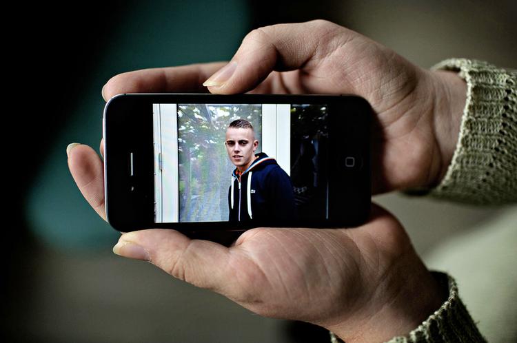 Lillesøsteren har billeder af sin  afdøde storebror på telefonen. »Jeg har ikke lyst til, at der skal komme nogen krig ud af det her«, siger hun om hans død. Foto: Martin Lehmann 