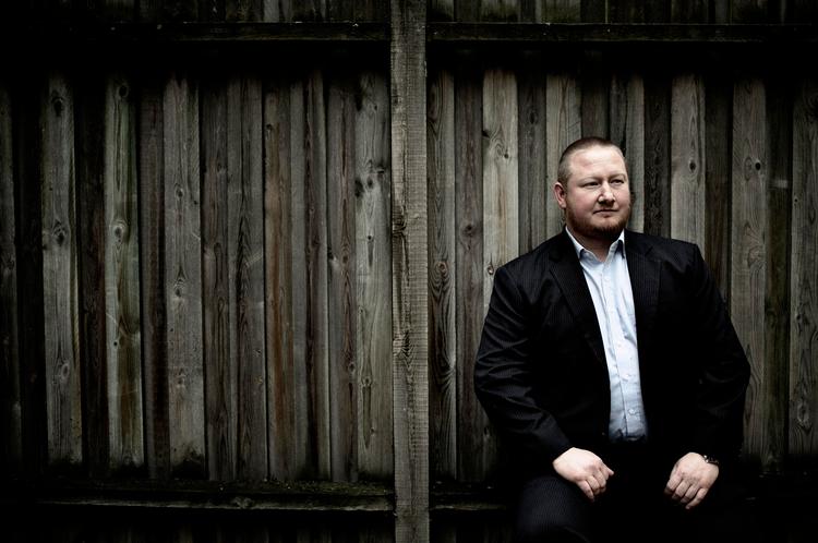 agent. Selv om spørgsmålet om Morten Storms troværdighed melder sig under læsningen - forfatterne fortæller, at de har tjekket, hvad det er muligt at tjekke - byder bogen på en fascinerende og skræmmende historie. 