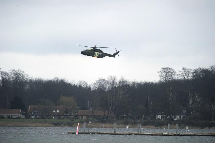 EFTERSØGNING. Der måtte sættes helikopter ind, da de kæntrede efterskoleelever skulle bjærges. 