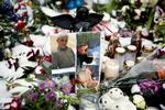 FARVEL. Mange har lagt blomster på det sted, hvor 19-årige Jonathan Taboryski fredag aften blev skudt. 