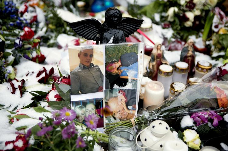 FARVEL. Mange har lagt blomster på det sted, hvor 19-årige Jonathan Taboryski fredag aften blev skudt. 