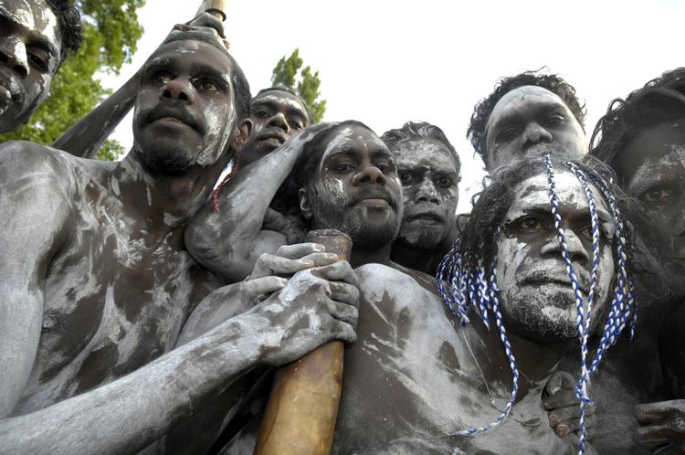 MIGRATION. Repræsentanter for den oprindelige australske befolkning fotograferet i hovedstaden Canberra. Nu viser dna-forskning, at der har været en indvandring fra Indien til landet for ca. 4.000 år siden. 