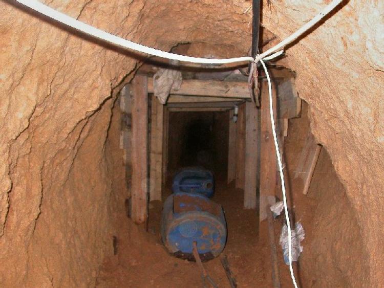 RUTE. Tunneller er tidligere blevet benyttet til angreb på mål i Israel. Her ses billeder fra en tunnel, som blev anvendt under et angreb på en israelsk grænsepost. 