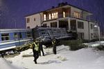 Hov. En kvinde stjal et tog i Sverige, som kørte af sporet og ramte et hus. 