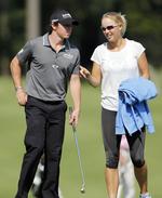 dedikation. Rory McIlroy og Caroline Wozniacki ser måske ikke så meget til hinanden, når de hver især er på turne med deres sport. Men nordireren er blevet imponeret over danskerens træningsiver. 