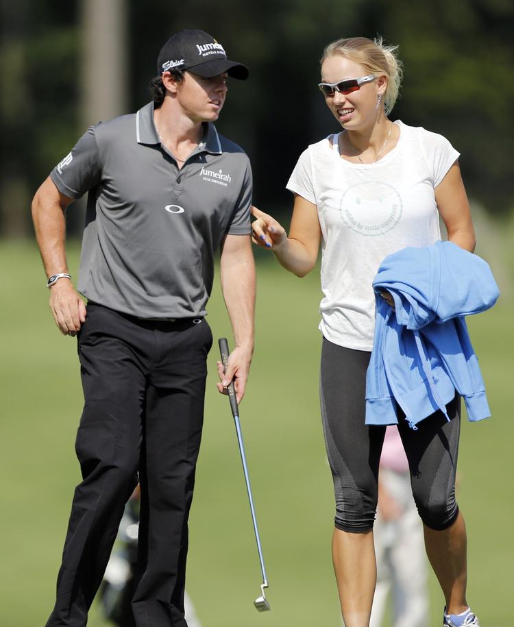 dedikation. Rory McIlroy og Caroline Wozniacki ser måske ikke så meget til hinanden, når de hver især er på turne med deres sport. Men nordireren er blevet imponeret over danskerens træningsiver. 